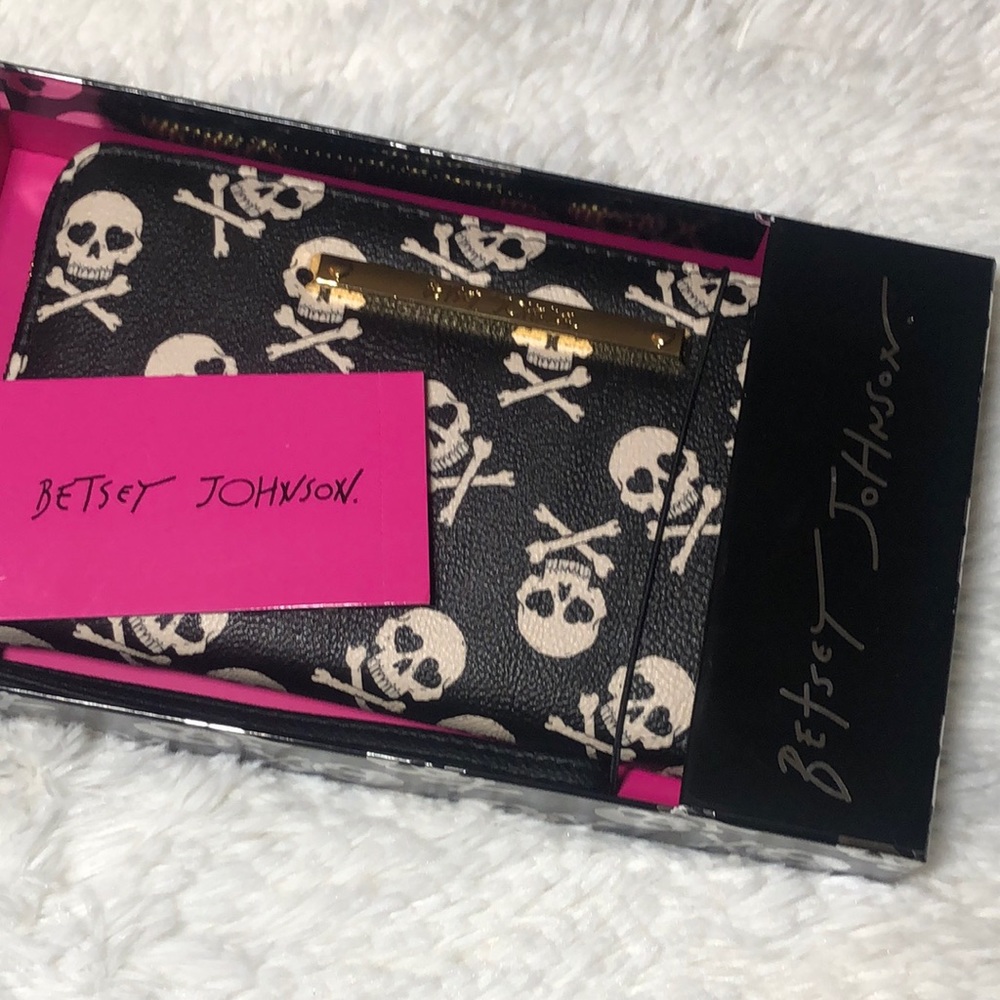 Betsey Johnson Black & White Scull Boxed Zip Around Wallet 🤍🖤 ☠️ NWT - Picture 4 of 6